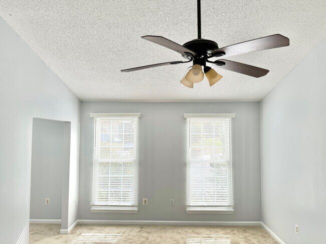 Building Photo - GORGEOUS COLONIAL IN WOODBRIDGE!