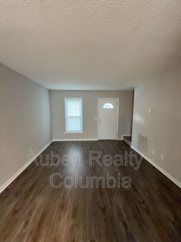 Building Photo - 15 Londonderry Square