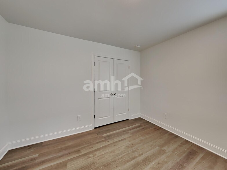 Building Photo - 305 Golucke Way