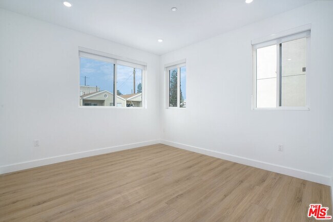 Building Photo - 1832 S Barrington Ave