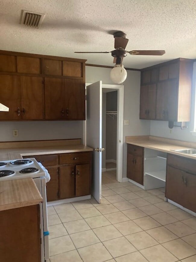 Building Photo - Moss Point 3 Bedroom