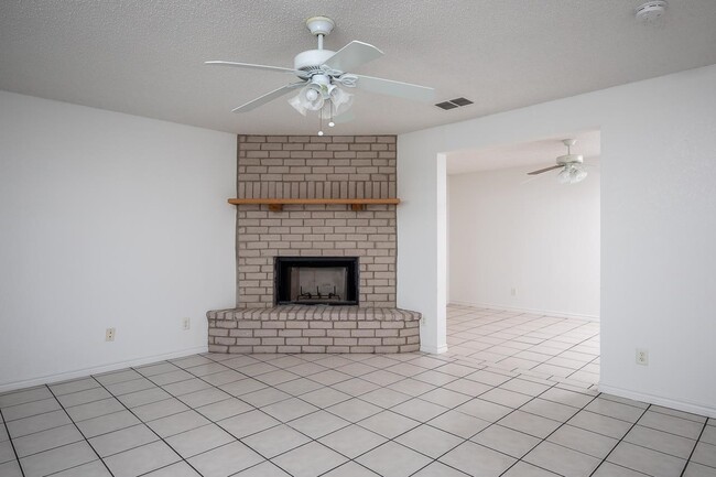 Building Photo - 854 Lago Vista Dr