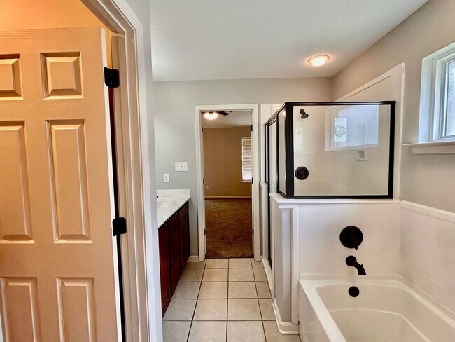 Building Photo - Charming newly renovated Home in Cordova, TN