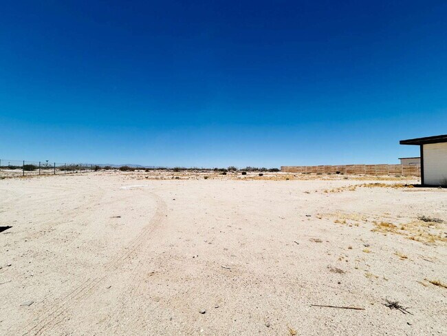 Building Photo - Quiet 2 bd House Surrounded by Open Desert