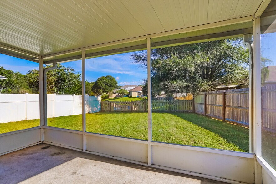 Building Photo - 5633 English Oak Dr S