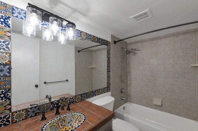 Building Photo - Charming 2 bedroom, 1 bathroom home locate...