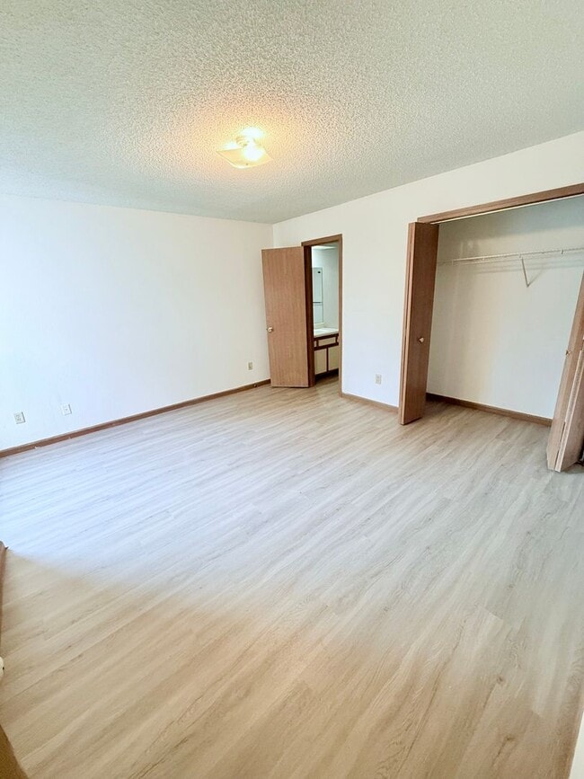 Building Photo - Great 3 Bed 2 Bath 2 Car Garage Flat Duplex- Pets ok!