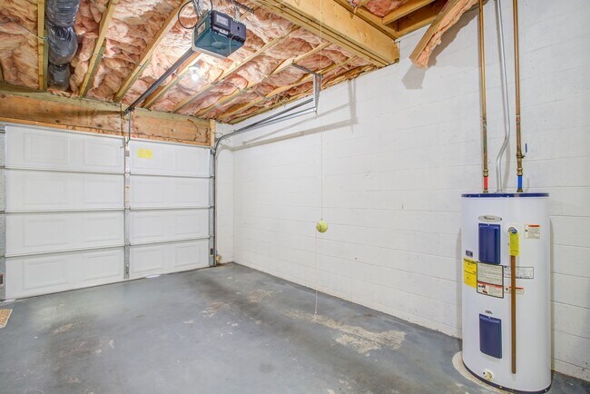 Building Photo - 3 Bedroom / 2.5 Bath Condo - Johnson City, TN