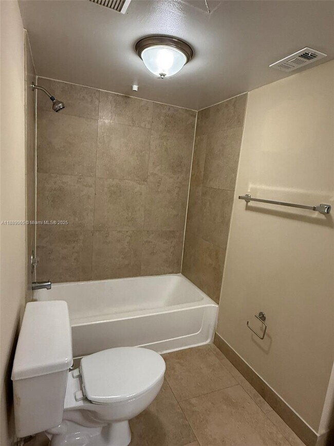 Building Photo - 2820 N Oakland Forest Dr