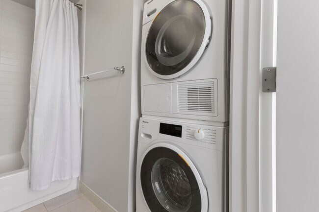 Building Photo - Convenient Urban Living!