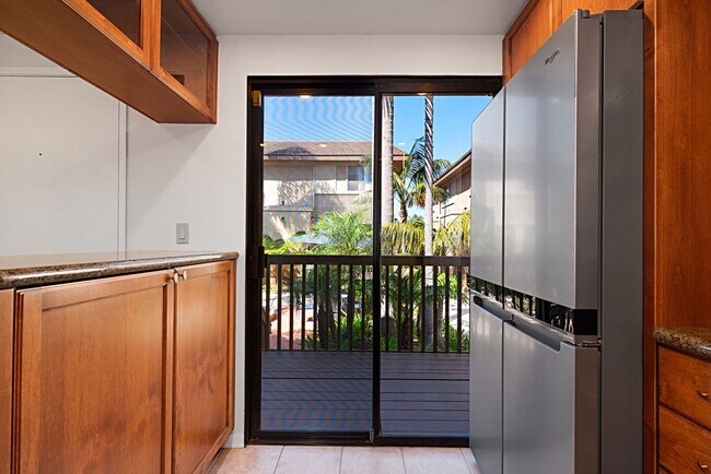 Building Photo - Rarely available Clairemont 3-story end un...