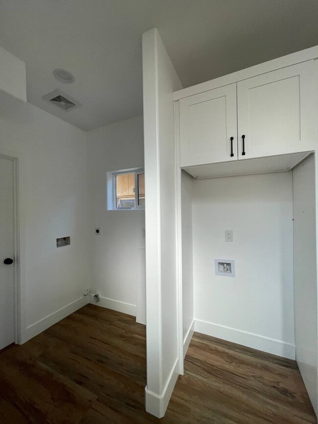 Building Photo - 540 W Elm Ave