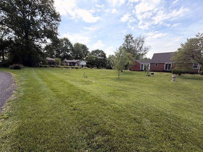 Building Photo - Hilltop Charm in Floyds Knobs – Spacious All-Brick Beauty with Room to Grow!