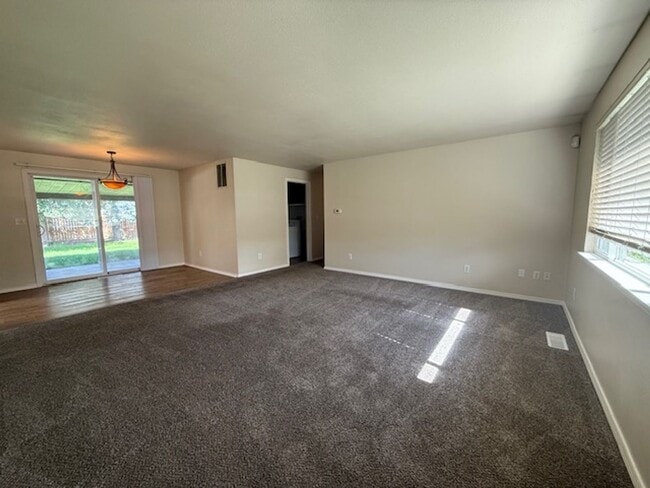 Building Photo - 3 Bedroom 1.25 Bath with 2 car garage