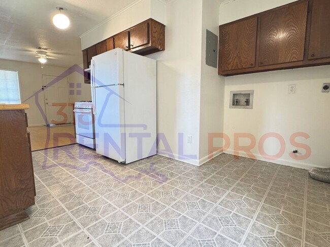 Building Photo - 106/108 Debra Ln