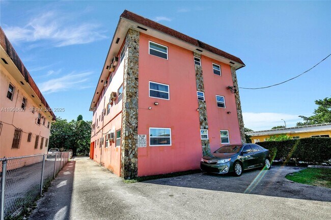 Building Photo - 458 SW 9th St