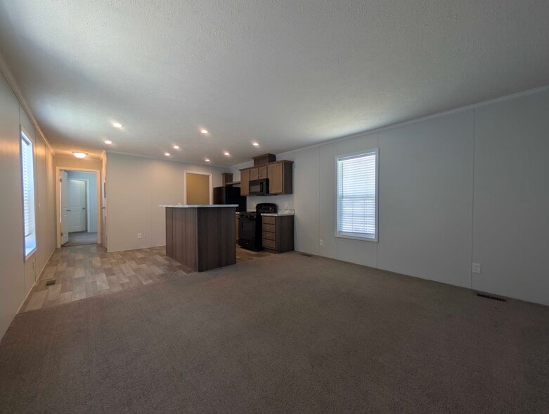 Building Photo - 15929 Villaire Ave