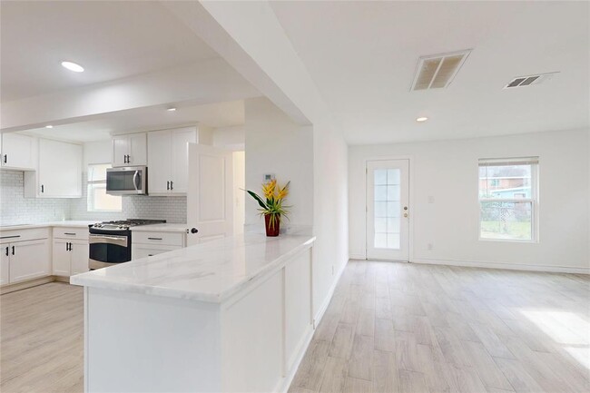 Building Photo - 3830 Cosby St