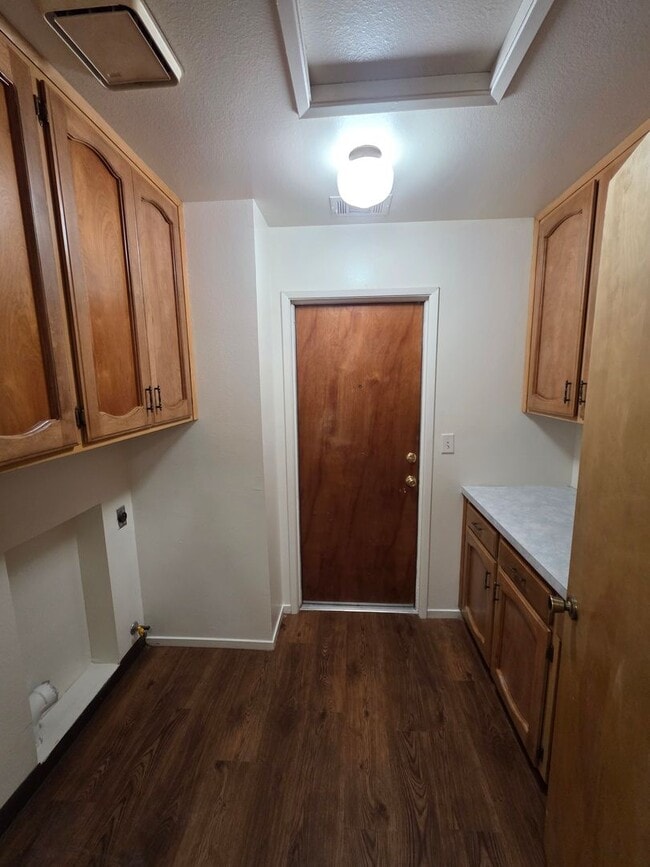 Building Photo - 1846 N Selina Ct