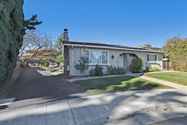 Building Photo - Beautiful Ground Level Front Unit with 2 C...