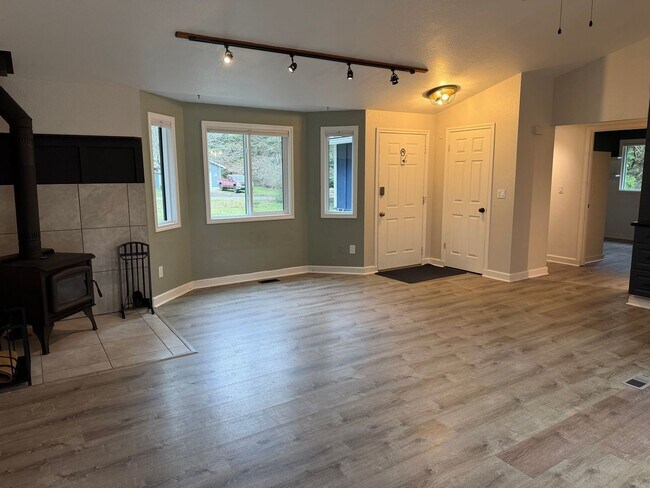 Building Photo - Lovely Single Level Rambler with Custom Finishes and Pet Friendly!
