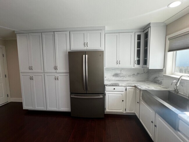 Building Photo - Remodeled Single Story 3 Bedroom/2 Bathroo...
