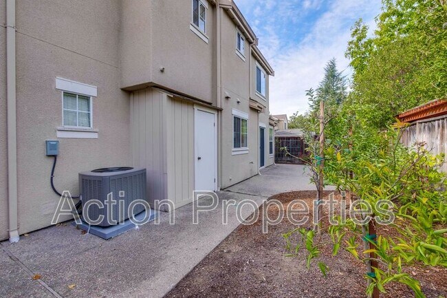 Building Photo - 857 Markham Terrace