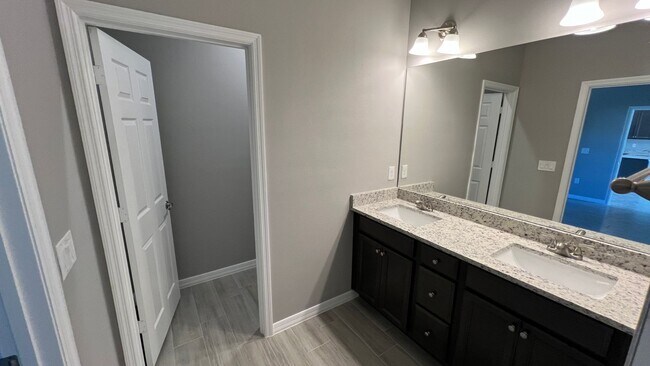 Building Photo - Spacious 3BD/2BA Palm Bay Home – Modern Comfort & Great Location!