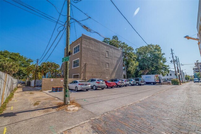 Building Photo - 330 Lang Ct N