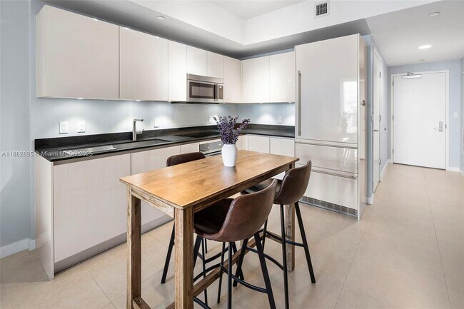 Building Photo - 1010 Brickell Ave