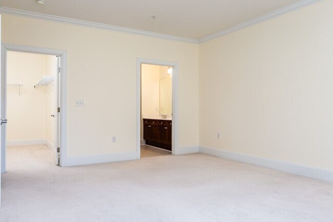 Building Photo - Call for 1 month free rent!!!