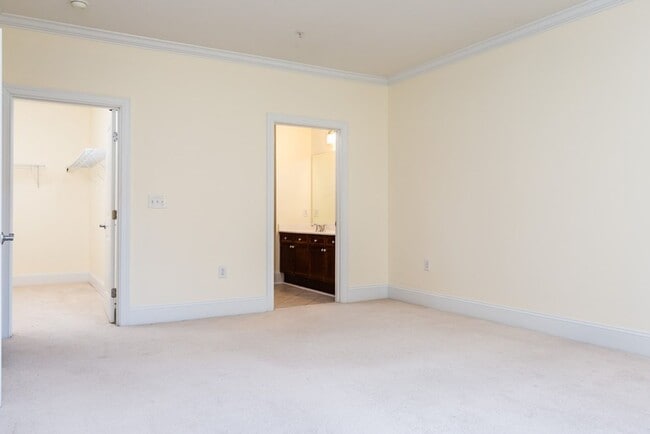 Building Photo - The BEST North Hills Condo!