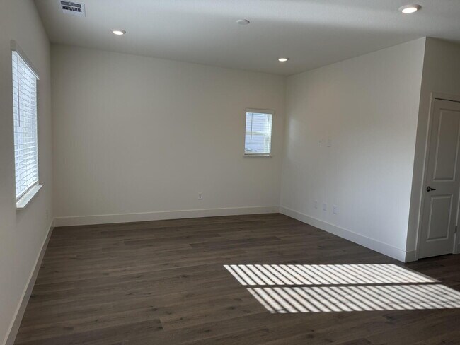 Building Photo - Brand New DR Horton Home Close to UNR!