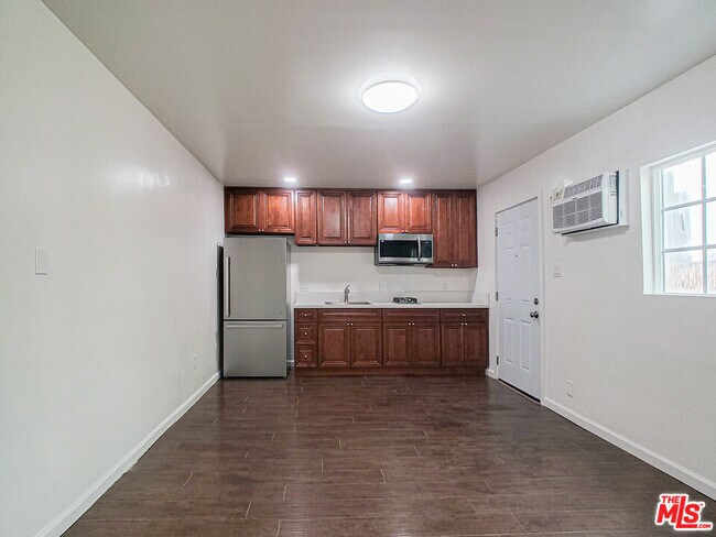 Building Photo - 453 N Kingsley Dr