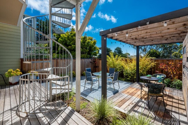 Building Photo - 327 Arlington St