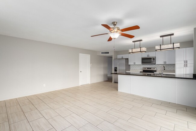 Building Photo - Beautiful 4 bedroom 2 bathroom home in Tempe!