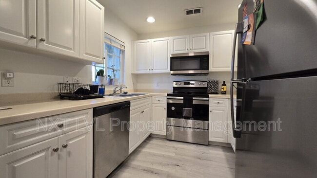 Building Photo - 9440 Ivy Brook Run