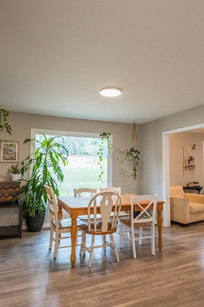 Building Photo - 210 Elliott Ct