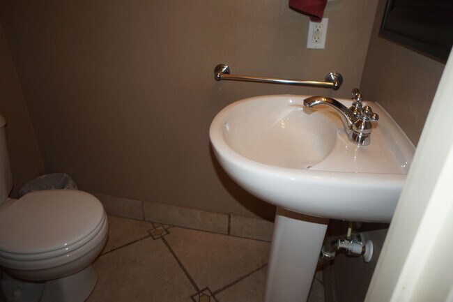 Building Photo - Spectacular NW Portland 4 bedroom with gue...