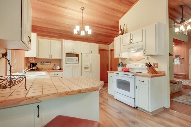 Building Photo - 3 Bedroom 2 Bath Fully Furnished - Sunriver Oregon