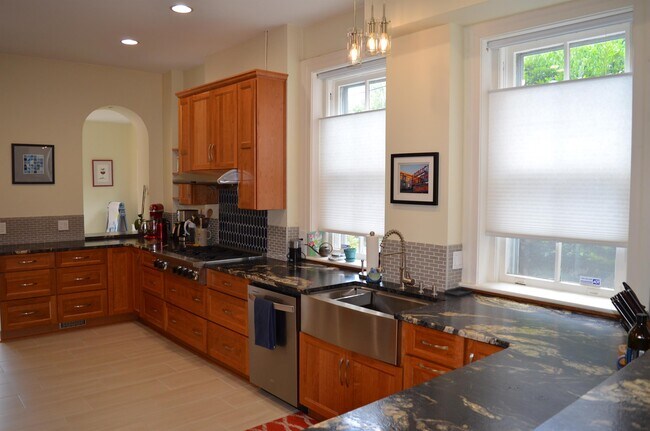 Building Photo - 607 Westover Ave