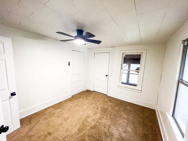 Building Photo - Charming 2 Bed, 1 Bath Home with Modern Kitchen