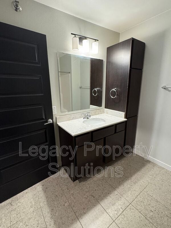 Building Photo - 202 E Greenfield Ln