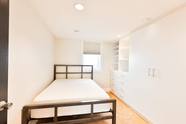 Building Photo - B1337YR