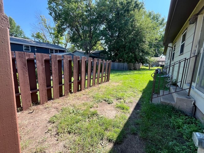 Building Photo - 2 Bed/1 Bath Duplex with Garage and Unfinished Basement!