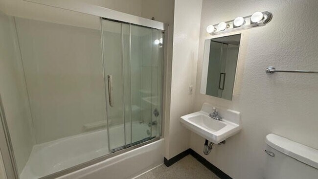 Building Photo - Urban Oasis on Valencia St – 2BR/1BA with ...