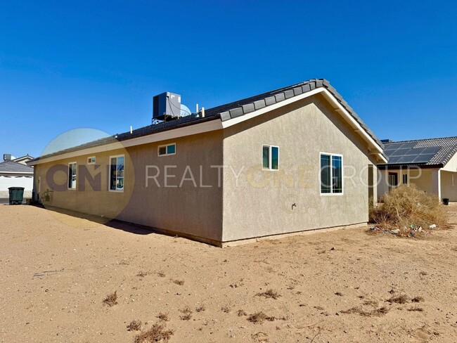 Building Photo - Three Bedroom Home - Casa de 3 Recamaras