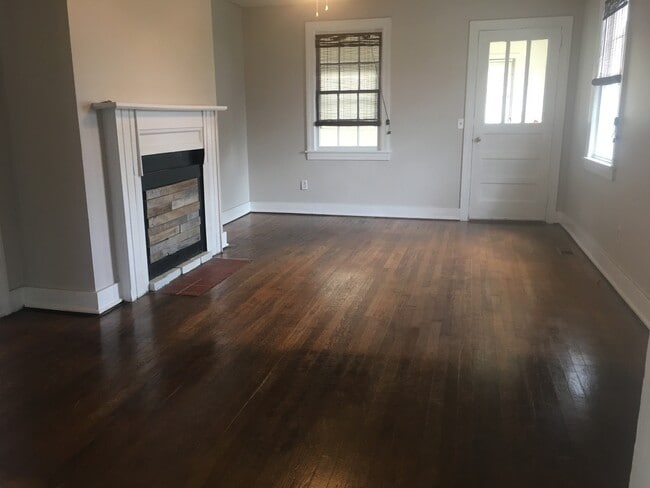 Building Photo - Kings Wood * Lawn Maintenance & Water Included*