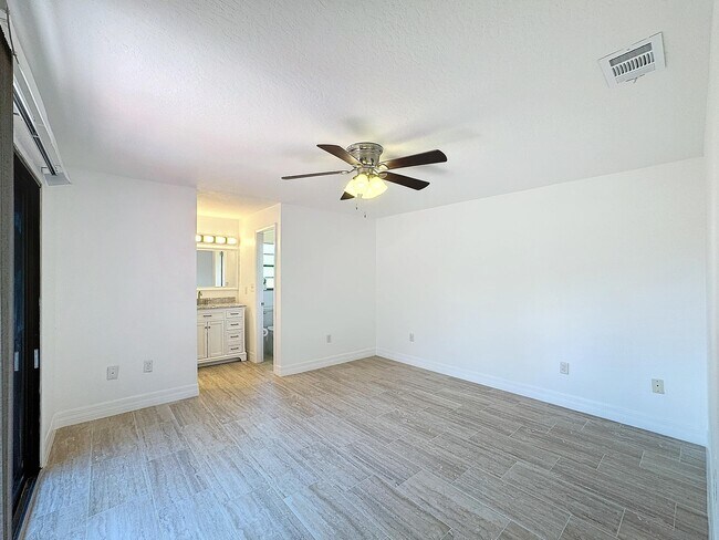 Building Photo - 2577 S Park Ave