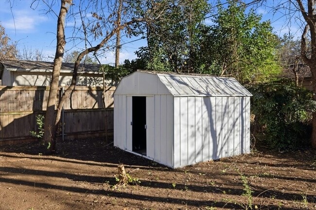 Building Photo - 6417 Darwood Ave